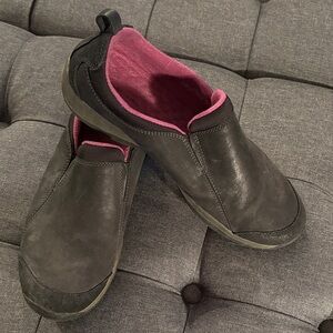 Women's Slip-On Leather Clarks 11 Casual Shoes - Black with Pink Lining